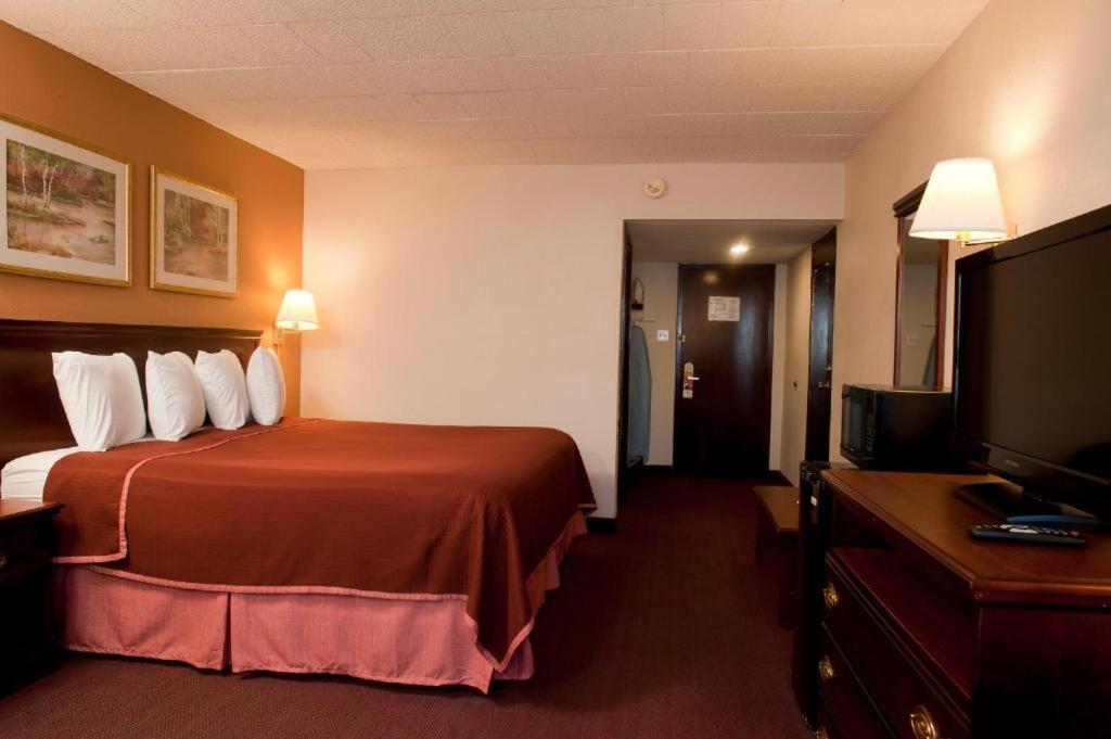 Howard Johnson By Wyndham Bartonsville/Poconos Area Exterior photo
