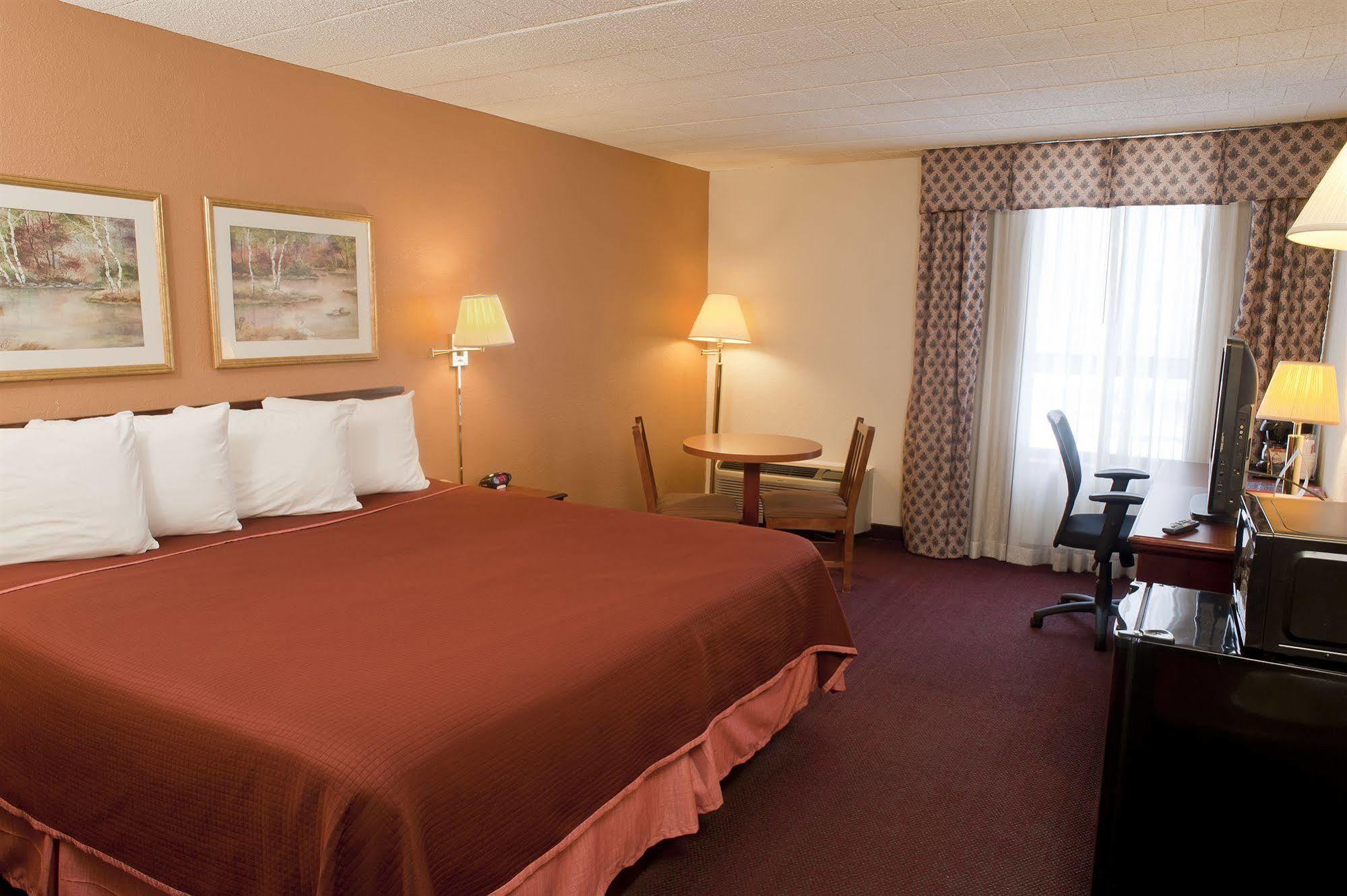 Howard Johnson By Wyndham Bartonsville/Poconos Area Exterior photo