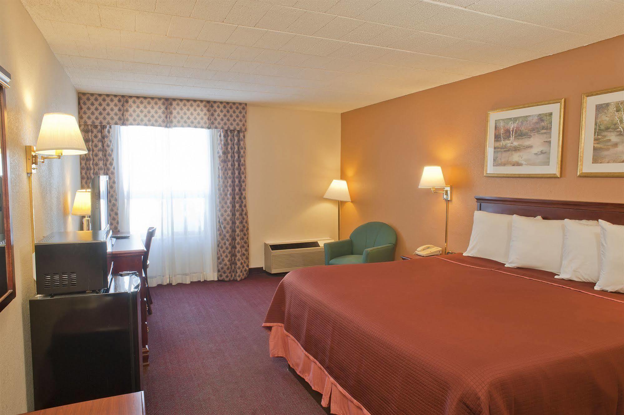 Howard Johnson By Wyndham Bartonsville/Poconos Area Exterior photo