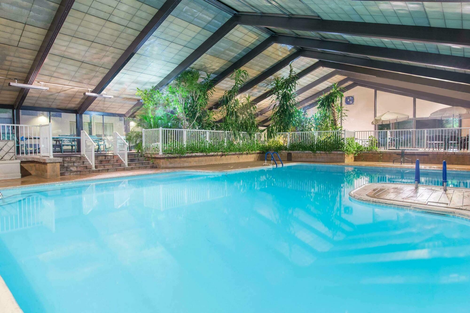 Howard Johnson By Wyndham Bartonsville/Poconos Area Exterior photo